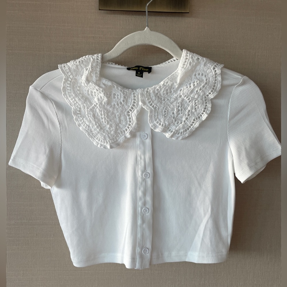 Collared crop top in white with white bottons down the center.
Brand: BEE-FREE